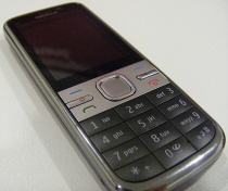 Ilustrační foto mobilního telefonu Nokia C5. Zdroj: www.mynokia.cz.