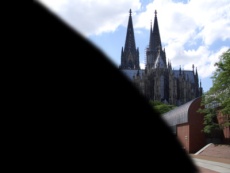 Odchlípení sítnice: Pohled na katedrálu. Přes celý levý dolní roh obrázku, takřka od levého horního rohu až k pravému dolnímu rohu, se táhne tzv. černá zatahující se opona. Odchlípení sítnice: Pohled na katedrálu. Přes celý levý dolní roh obrázku, takřka od levého horního rohu až k pravému dolnímu rohu, se táhne tzv. černá zatahující se opona.